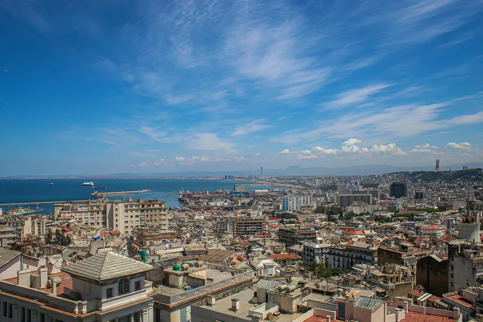 Les toits d'Alger et la baie