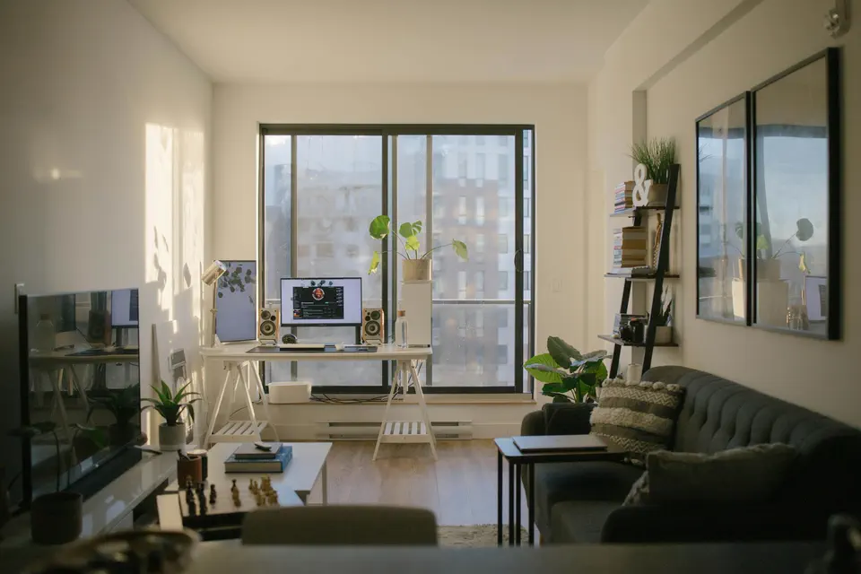 Séjour ensoleillé avec coin bureau