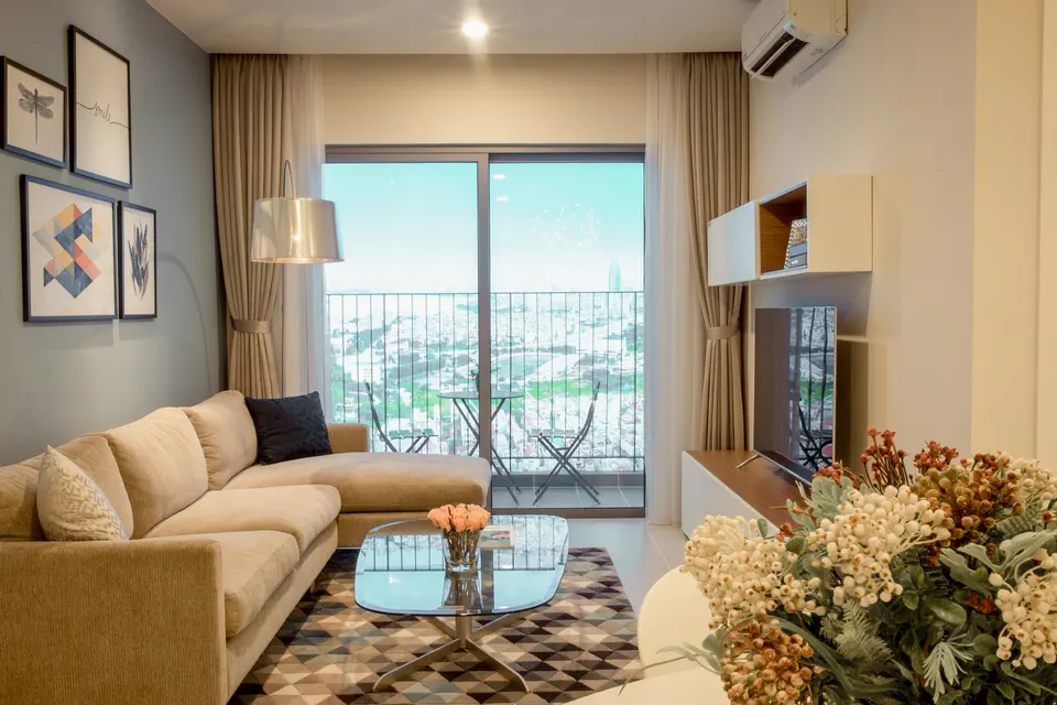 Salon lumineux avec balcon et vue sur la ville